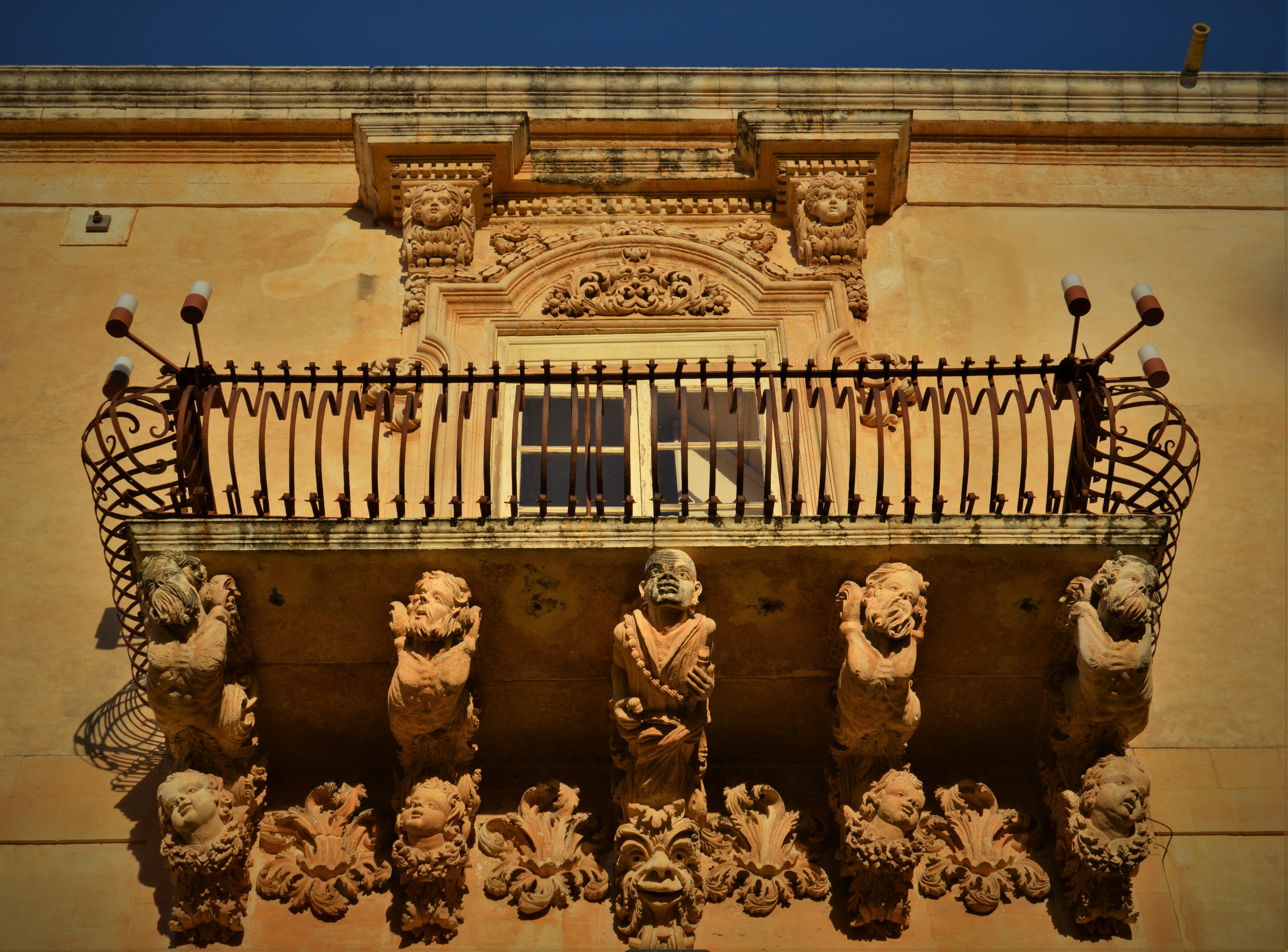 The iron rich limestone and aggregates of south east Sicily