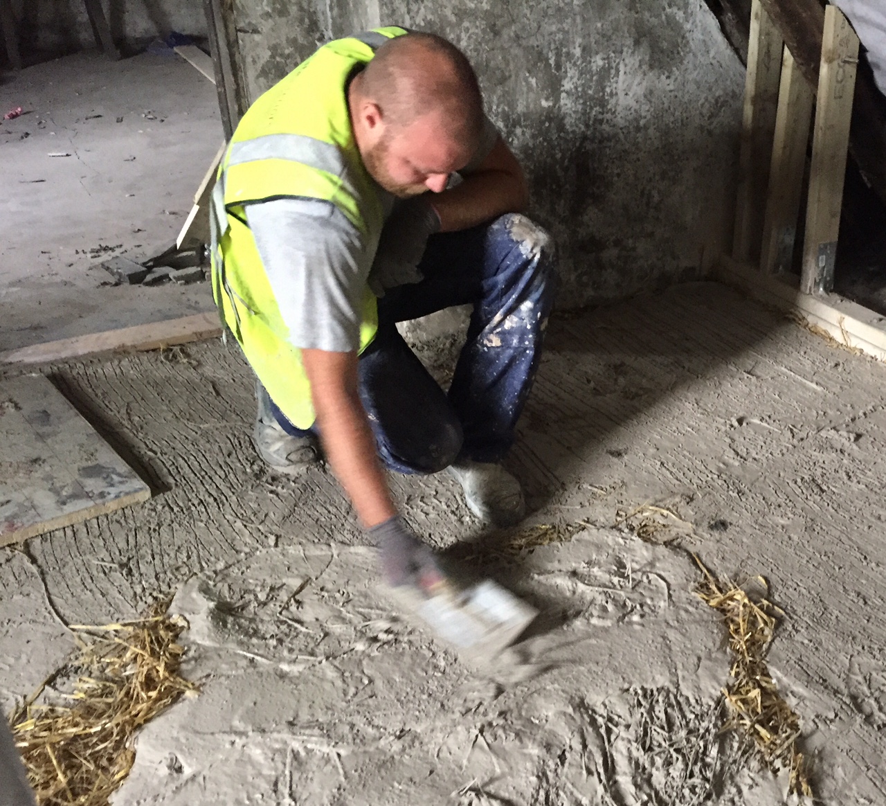 A seeded anhydrite hot lime attic floor screed